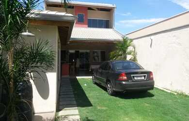 Imagem: A casa possui 4 Dormitórios, 1 Suíte, 3 Banheiros, 5 Vagas