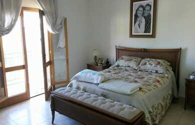 Imagem: A casa possui 4 Dormitórios, 3 Suítes, 5 Banheiros, 10 Vagas