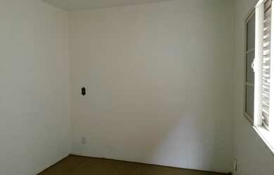 Imagem: A casa possui 2 Dormitórios, 1 Banheiro, 2 Vagas na garagem