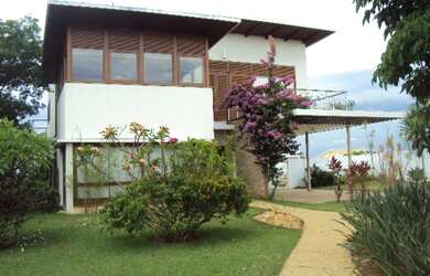 Imagem: A casa possui 3 Dormitórios, 5 Banheiros, 4 Vagas na garagem