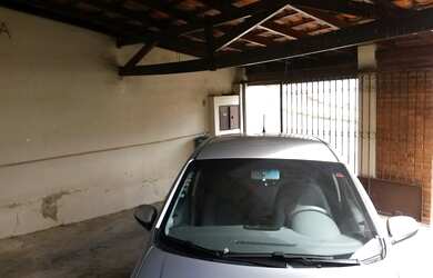 Imagem: A casa possui 3 Dormitórios, 1 Banheiro, 2 Vagas na garagem