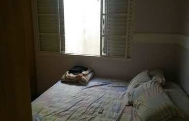 Imagem: A casa possui 2 Dormitórios, 1 Banheiro, 2 Vagas na garagem