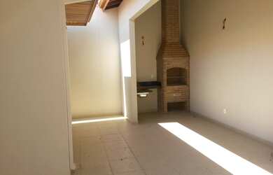 Imagem: A casa possui 3 Dormitórios, 1 Suíte, 3 Banheiros, 2 Vagas