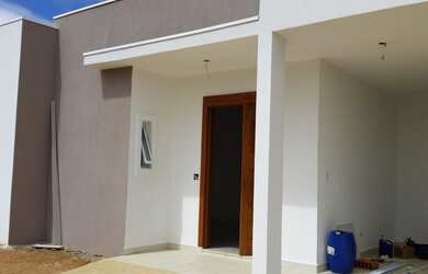 Imagem: A casa possui 3 Dormitórios, 3 Suítes, 5 Banheiros, 4 Vagas