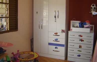 Imagem: A casa possui 3 Dormitórios, 1 Suíte, 2 Banheiros, 3 Vagas