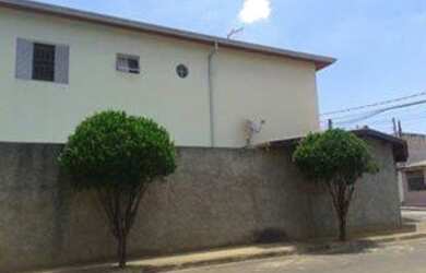 Imagem: A casa possui 3 Dormitórios, 3 Banheiros, 2 Vagas na garagem