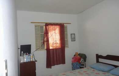 Imagem: A casa possui 3 Dormitórios, 1 Banheiro, 4 Vagas na garagem