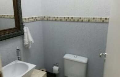 Imagem: A casa possui 3 Dormitórios, 1 Suíte, 3 Banheiros, 2 Vagas