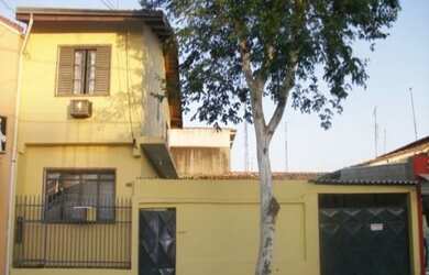 Imagem: A casa possui 2 Dormitórios, 1 Banheiro, 1 Vaga na garagem