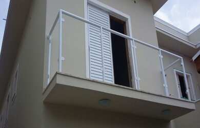 Imagem: A casa possui 3 Dormitórios, 1 Suíte, 4 Banheiros, 2 Vagas