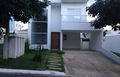 Imagem: A casa possui 3 Dormitórios, 3 Suítes, 5 Banheiros, 4 Vagas