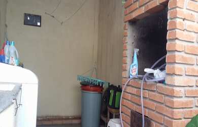 Imagem: A casa possui 2 Dormitórios, 1 Banheiro, 2 Vagas na garagem