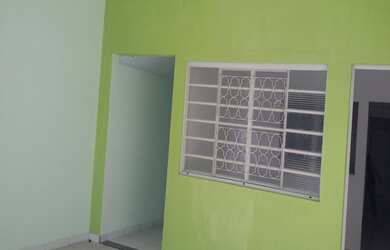 Imagem: A casa possui 2 Dormitórios, 1 Banheiro, 2 Vagas na garagem