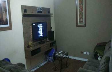 Imagem: A casa possui 2 Dormitórios, 1 Banheiro, 2 Vagas na garagem