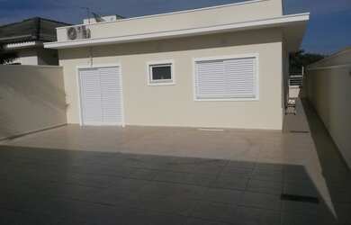 Imagem: A casa possui 3 Dormitórios, 3 Suítes, 5 Banheiros, 4 Vagas