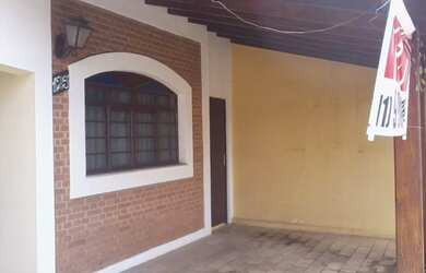 Imagem: A casa possui 3 Dormitórios, 3 Banheiros, 4 Vagas na garagem