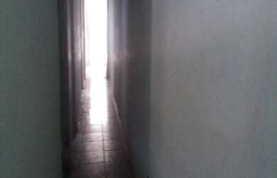 Imagem: A casa possui 3 Dormitórios, 1 Banheiro, 2 Vagas na garagem