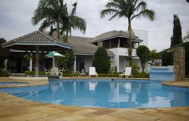 Imagem: A casa possui 5 Dormitórios, 4 Suítes, 7 Banheiros, 4 Vagas