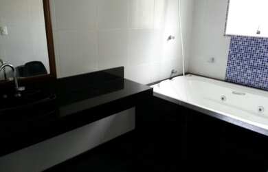 Imagem: A casa possui 2 Dormitórios, 1 Suíte, 2 Banheiros, 2 Vagas