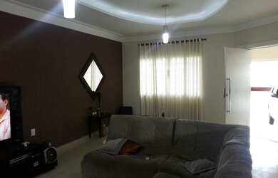 Imagem: A casa possui 3 Dormitórios, 1 Suíte, 3 Banheiros, 4 Vagas