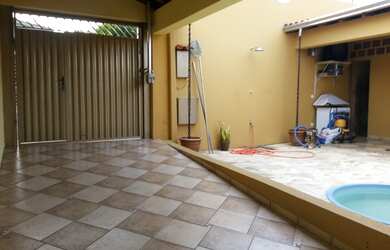 Imagem: A casa possui 3 Dormitórios, 1 Suíte, 3 Banheiros, 2 Vagas