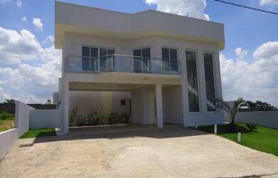 Imagem: A casa possui 4 Dormitórios, 4 Suítes, 6 Banheiros, 2 Vagas