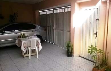 Imagem: A casa possui 2 Dormitórios, 2 Banheiros, 2 Vagas na garagem