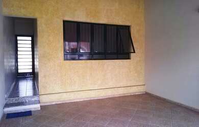 Imagem: A casa possui 3 Dormitórios, 1 Suíte, 2 Vagas na garagem