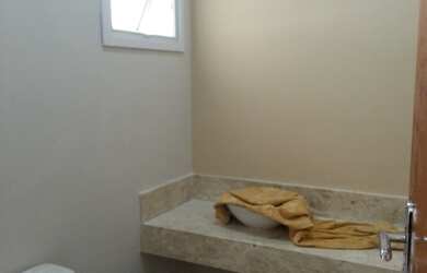 Imagem: A casa possui 3 Dormitórios, 3 Suítes, 3 Banheiros, 2 Vagas