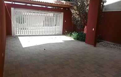 Imagem: A casa possui 3 Dormitórios, 1 Suíte, 1 Banheiro, 4 Vagas