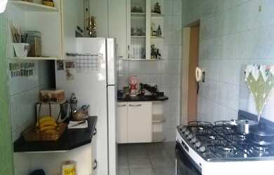 Imagem: A casa possui 3 Dormitórios, 1 Banheiro, 2 Vagas na garagem