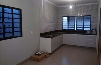 Imagem: A casa possui 3 Dormitórios, 1 Suíte, 2 Banheiros, 2 Vagas