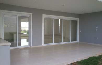 Imagem: A casa possui 4 Dormitórios, 4 Suítes, 5 Banheiros, 4 Vagas