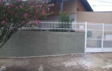 Imagem: A casa possui 3 Dormitórios, 1 Suíte, 2 Banheiros, 2 Vagas