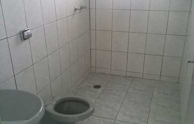 Imagem: A casa possui 5 Dormitórios, 1 Suíte, 3 Banheiros, 2 Vagas