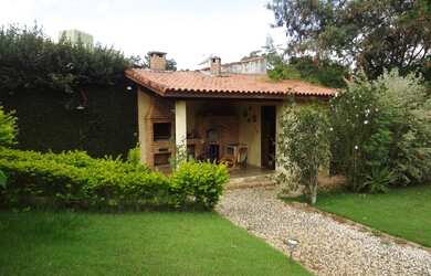 Imagem: A casa possui 3 Dormitórios, 1 Suíte, 2 Banheiros, 140m²