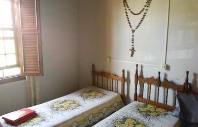 Imagem: A casa possui 2 Dormitórios, 2 Banheiros, 3 Vagas na garagem