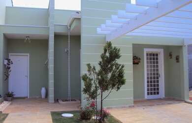 Imagem: A casa possui 3 Dormitórios, 1 Suíte, 3 Banheiros, 2 Vagas