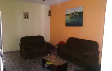 Imagem: A casa possui 5 Dormitórios, 1 Suíte, 3 Banheiros, 2 Vagas