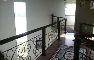 Imagem: A casa possui 3 Dormitórios, 3 Suítes, 5 Banheiros, 10 Vagas