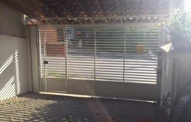 Imagem: A casa possui 3 Dormitórios, 1 Suíte, 1 Banheiro, 3 Vagas