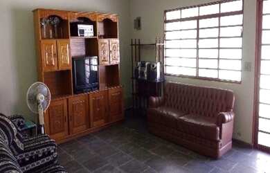 Imagem: A casa possui 3 Dormitórios, 2 Banheiros, 3 Vagas na garagem