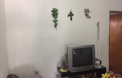 Imagem: A casa possui 2 Dormitórios, 1 Suíte, 2 Banheiros, 2 Vagas