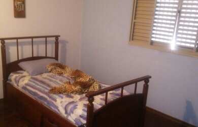 Imagem: A casa possui 3 Dormitórios, 1 Suíte, 2 Banheiros, 4 Vagas