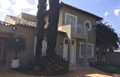 Imagem: A casa possui 4 Dormitórios, 4 Suítes, 7 Banheiros, 4 Vagas