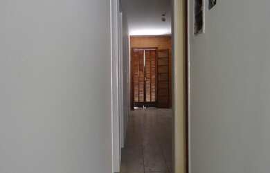 Imagem: A casa possui 3 Dormitórios, 1 Suíte, 1 Banheiro, 2 Vagas