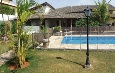 Imagem: A casa possui 3 Dormitórios, 1 Suíte, 3 Banheiros, 4 Vagas