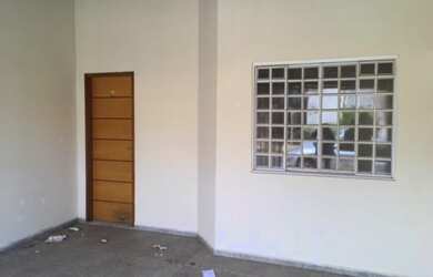 Imagem: A casa possui 2 Dormitórios, 1 Banheiro, 2 Vagas na garagem