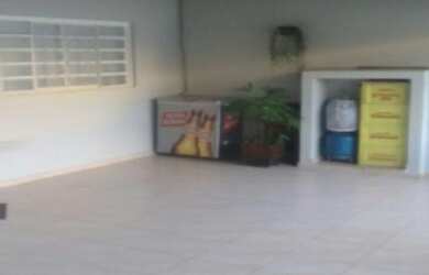 Imagem: A casa possui 2 Dormitórios, 1 Suíte, 1 Banheiro, 2 Vagas