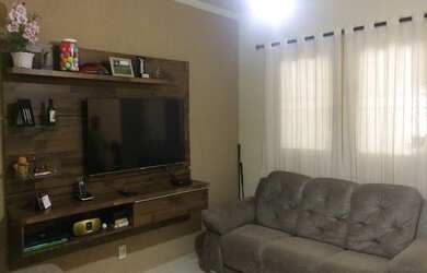 Imagem: A casa possui 2 Dormitórios, 2 Suítes, 1 Banheiro, 2 Vagas